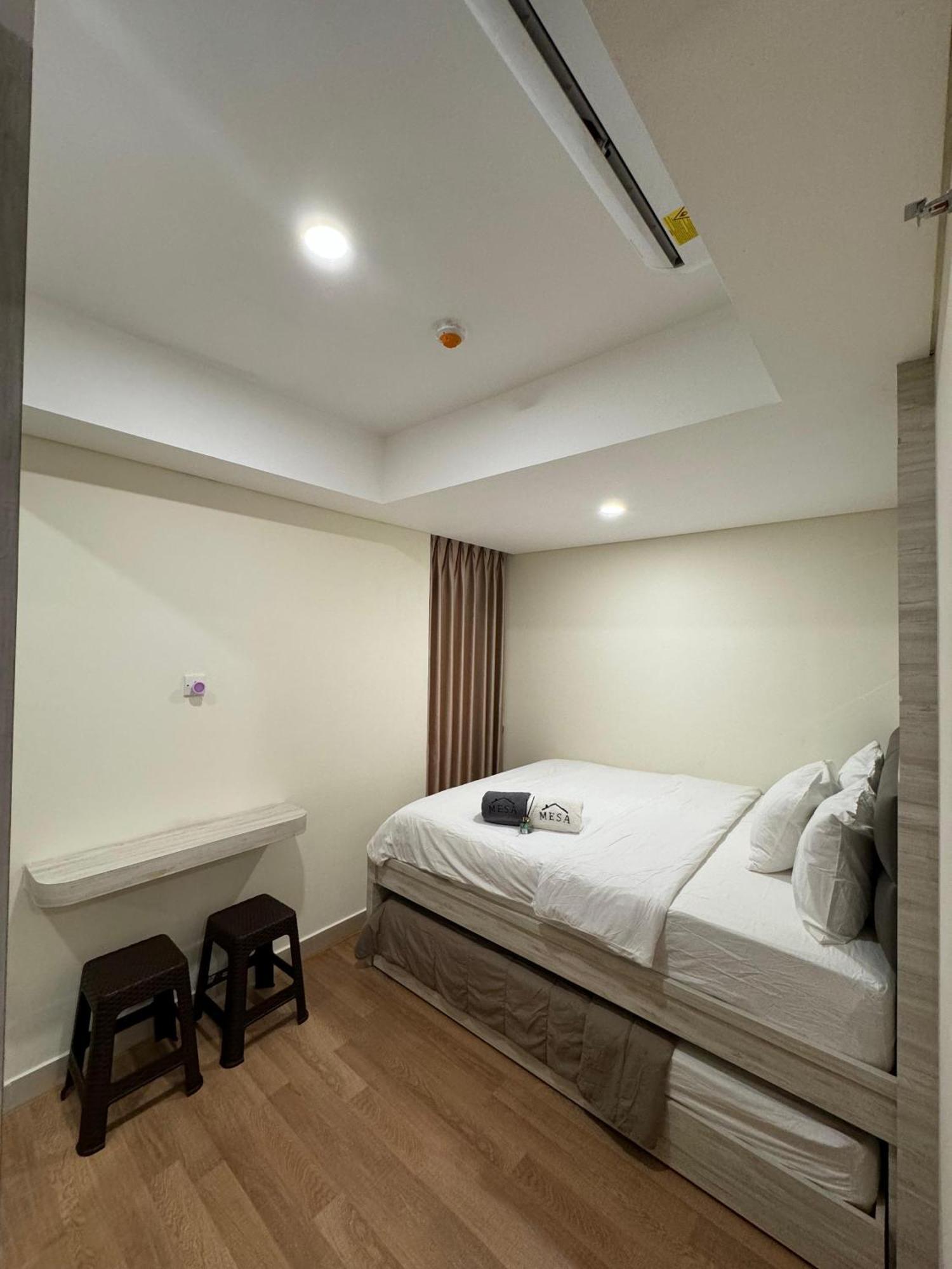 Pollux High Rise At Center With Netflix By Mesa Apartment Batam