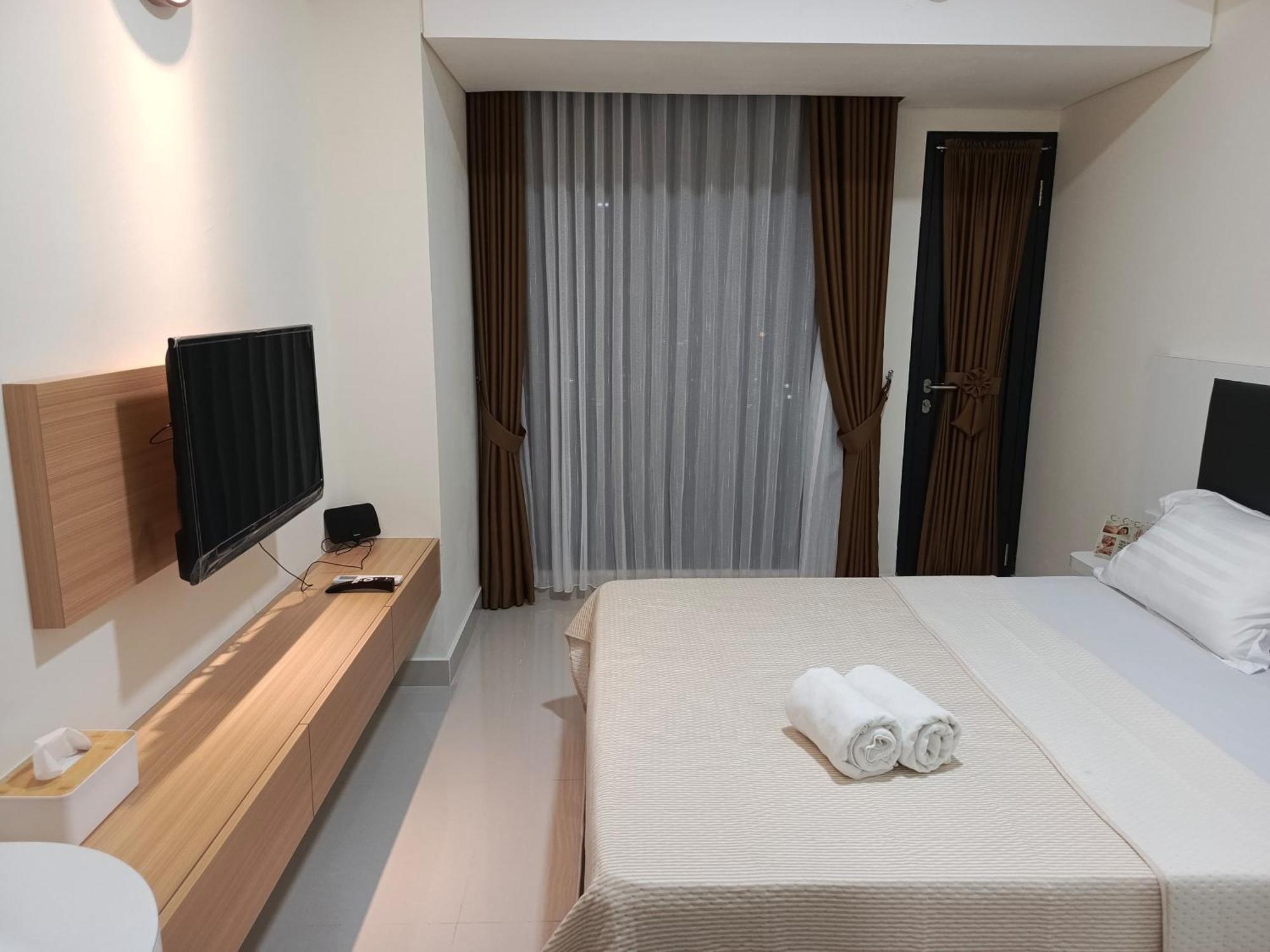 Pollux High Rise At Center With Netflix By Mesa Batam