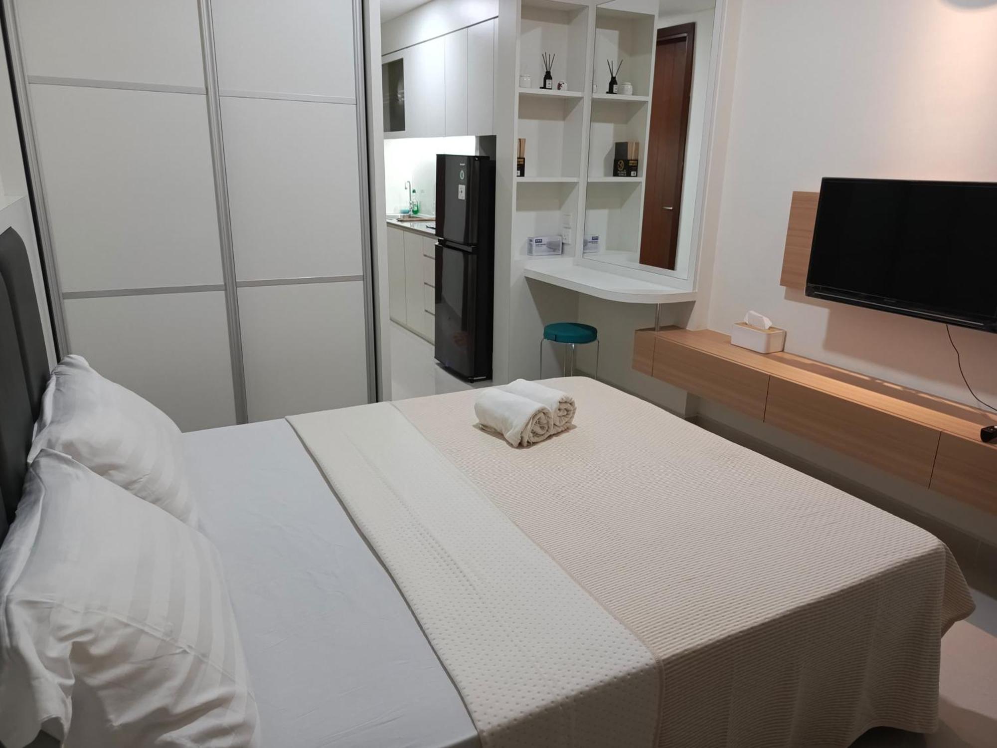 Apartment Pollux High Rise At Center With Netflix By Mesa Batam