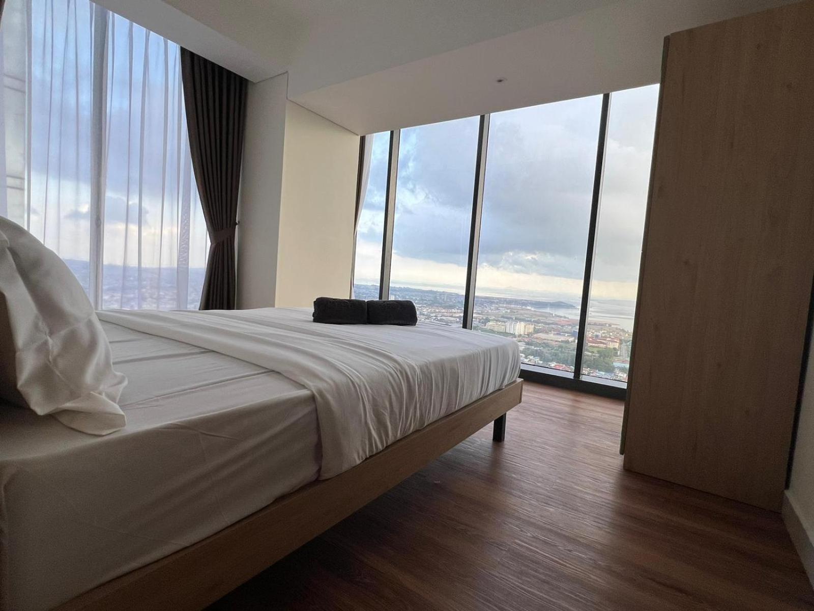 Pollux High Rise At Center With Netflix By Mesa Apartment Batam