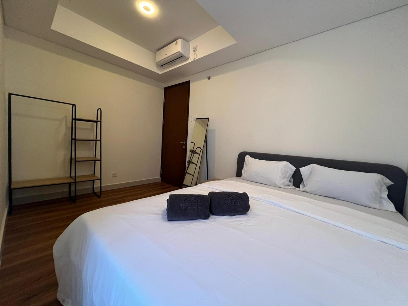 Pollux High Rise At Center With Netflix By Mesa Apartment Batam