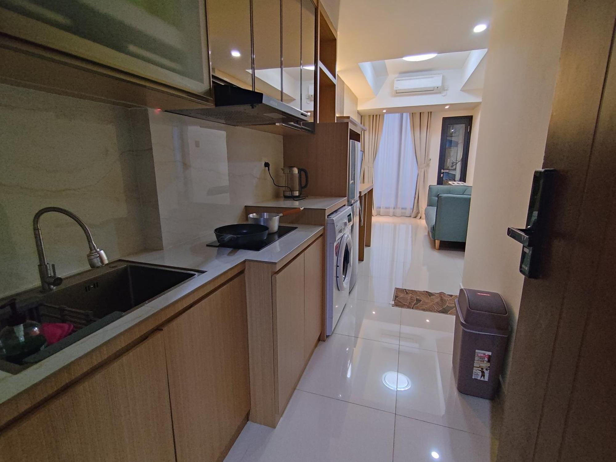Pollux High Rise At Center With Netflix By Mesa Apartment Batam